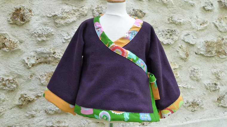 Veste "kimono" violine 80% laine, 20% polyester, bordure coton imprimé