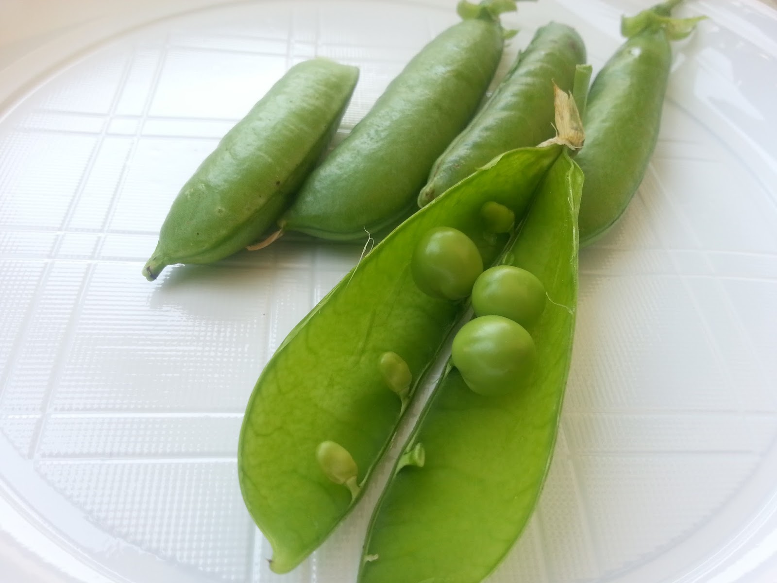 Momzcuisine Peas with potatoes in red sauce a.k.a Arakas Kokkinistos