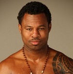 Sugar Shane Mosley mengenakan kalung jenitri