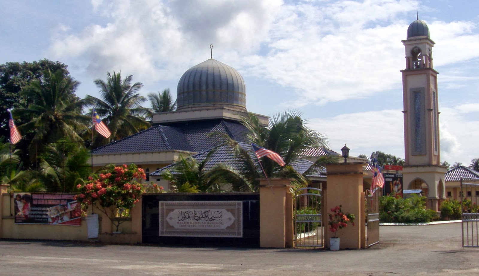 T E G A N U K I TA Masjid Kampung Bangol ceria dan indah.