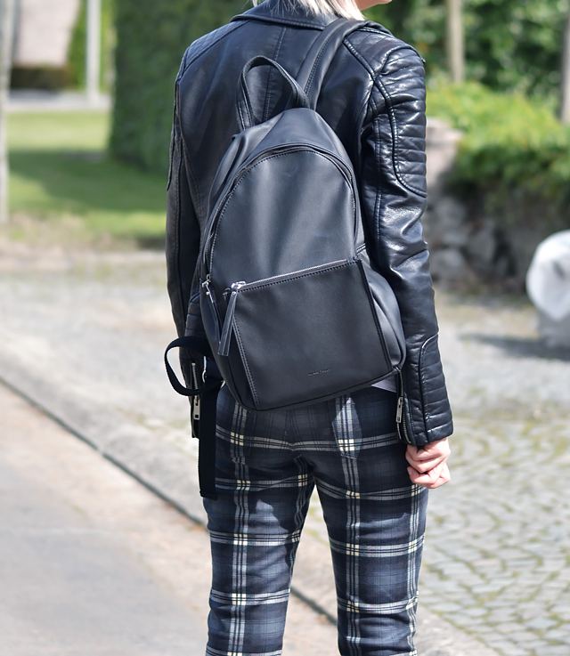 Outfit post of Belgian fashion blogger: Zara leather jacket, h&m divided, v neck, oversized white t-shirt, mango tartan trousers, nike aire force 1 sneakers black, mango leather backpack, primark round sunglasses, Twice as nice disney necklace, minimal Street style inspiration 2015