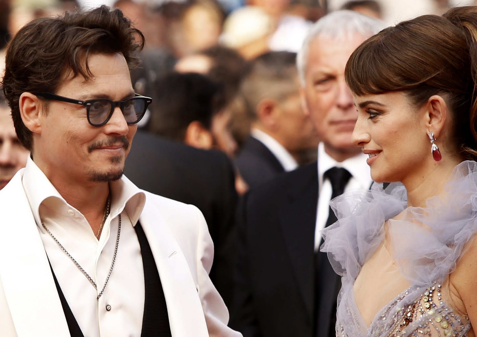 http://2.bp.blogspot.com/-zNFeZ45Un0Q/Tc9Ypb1Ig3I/AAAAAAAABE4/z8iWT7X3fzs/s1600/Penelope+Cruz+At+The+Screening+for+Pirates+of+the+Caribbean+On+Stranger+Tides+During+Cannes+2011+%25281%2529.jpg