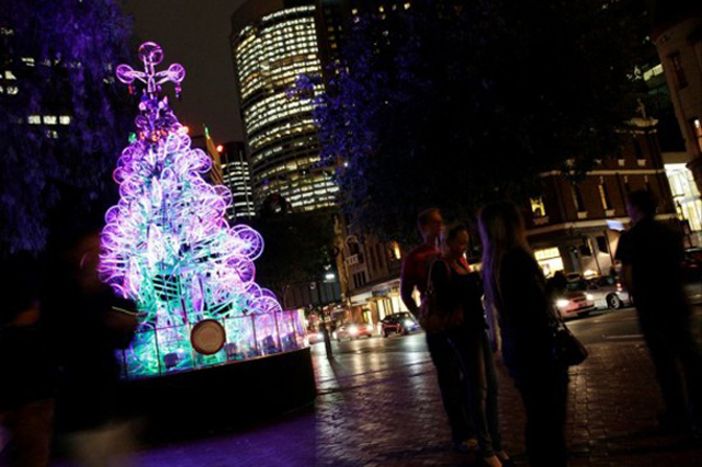 Árvore de Natal usa peças de 100 bicicletas recicladas