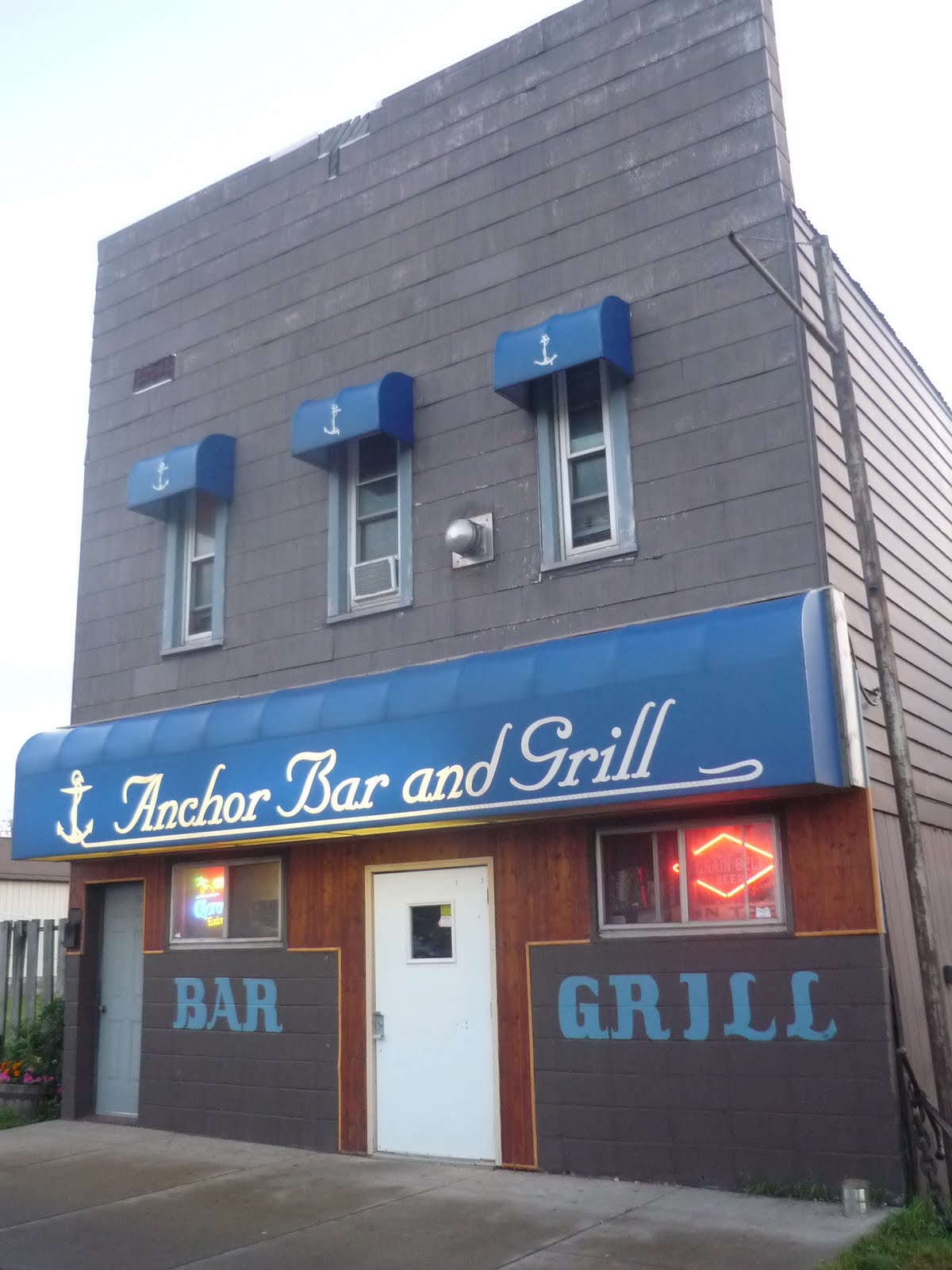 Smokin' Chokin' and Chowing with the King Anchor Bar and Grill