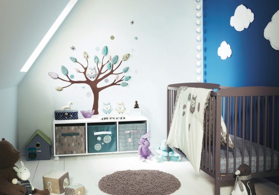 Кімната для малюка з деревом та хмаринками
