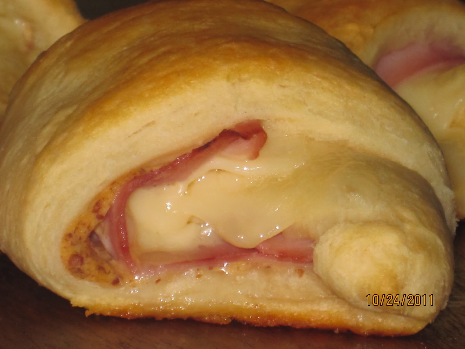 These Ham and Cheese Crescent Roll Ups are EASY and DELICIOUS.