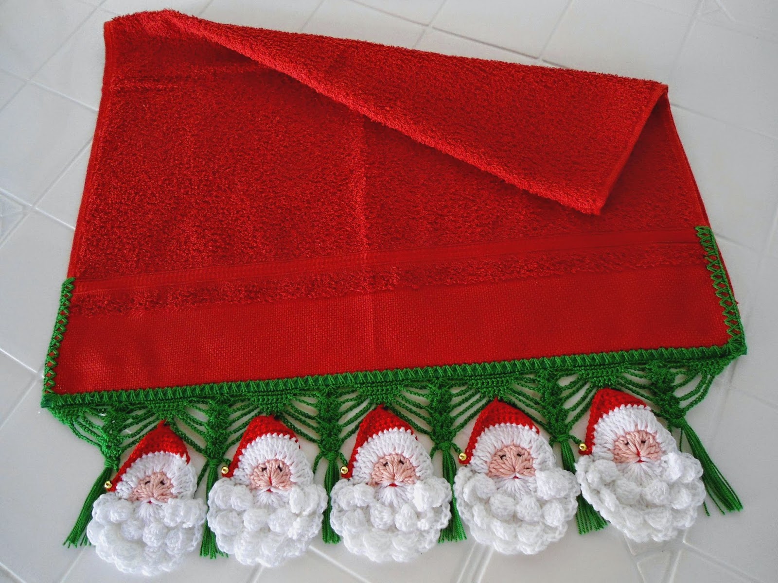 Pingo Doce: Toalha de lavabo com bico de crochê tema Papai Noel.