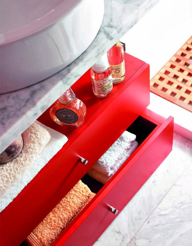 MAMPARAS-OFERTAS.COM: Un baño en rojo y mármol blanco