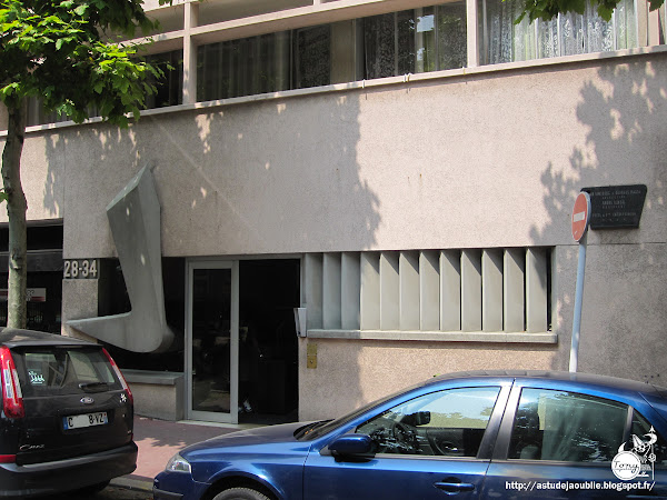 Montrouge - Immeuble Place Jules-Ferry  Architectes: Jean Ginsberg, Georges Massé  Assistant: André Ilinski  Sculpteur: Emile Gilioli  Construction: 1954   