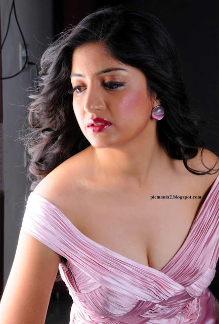  Poonam Kaur exposing hot and rare cleavage image gallery