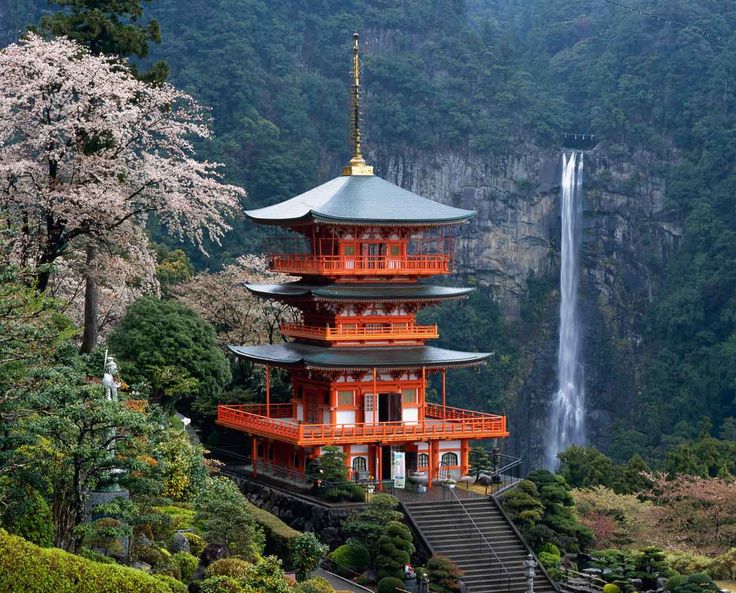 Naji Taisha & Nachifall at Kiikatsuura Japan