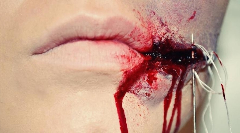 Halloween-Makeup-Verletzung-aufgeschlitzter-Mund
