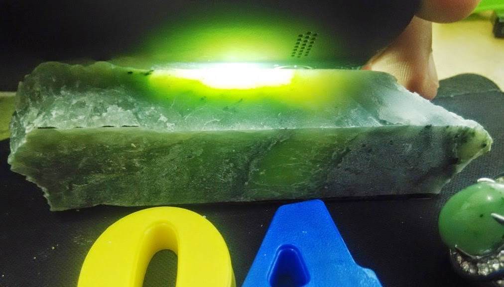 Batu Giok Neprite Pucuk pisang Batu Giok Neprite Pucuk pisang