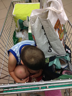 el pirata camuflado dentro del carro del supermercado niños, hijos, supermercado, verano, vacaciones