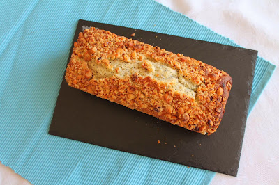 Cake de semillas de amapola y crujiente de avellanas