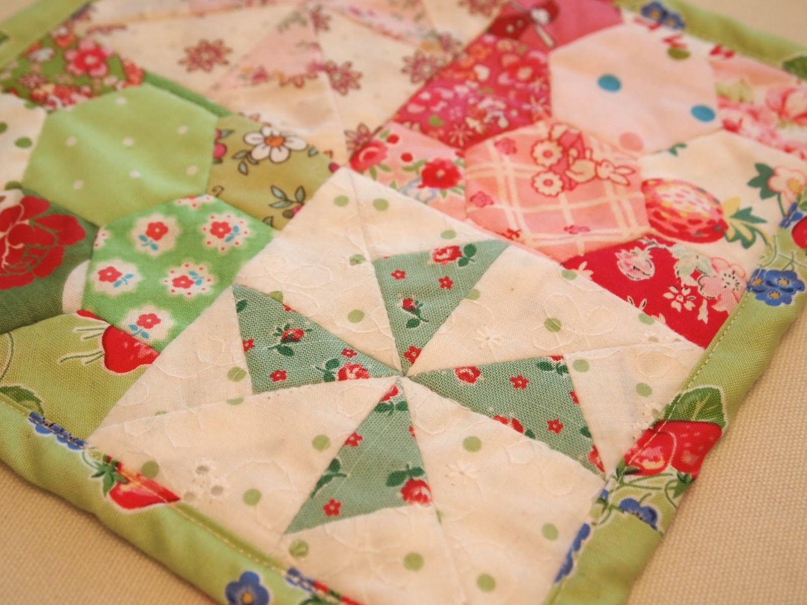 sew sew n sew Pinwheel and Hexagon Mug Rug