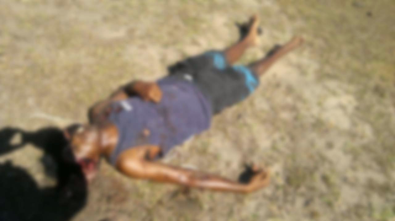 IMAGENS FORTES Uma pessoa foi morta no Jardim Peró, Cabo Frio IMAGENS FORTES Uma pessoa foi morta no Jardim Peró, Cabo Frio