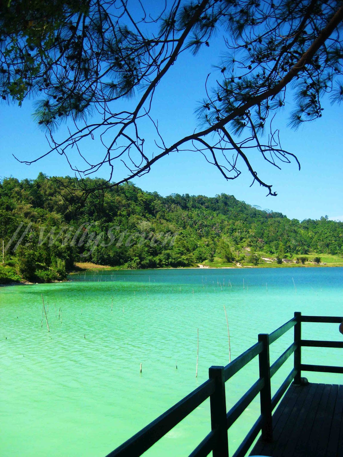 TravellerMeds: Danau Linow, Minahasa