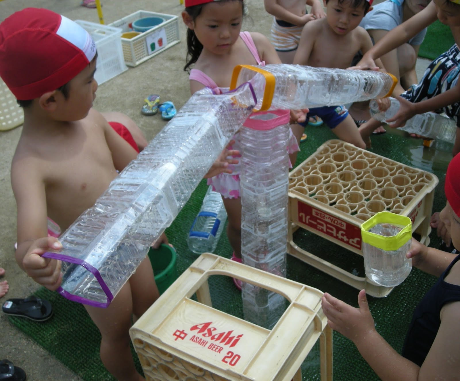 中仙道幼稚園 ペットボトルをつないで水遊び