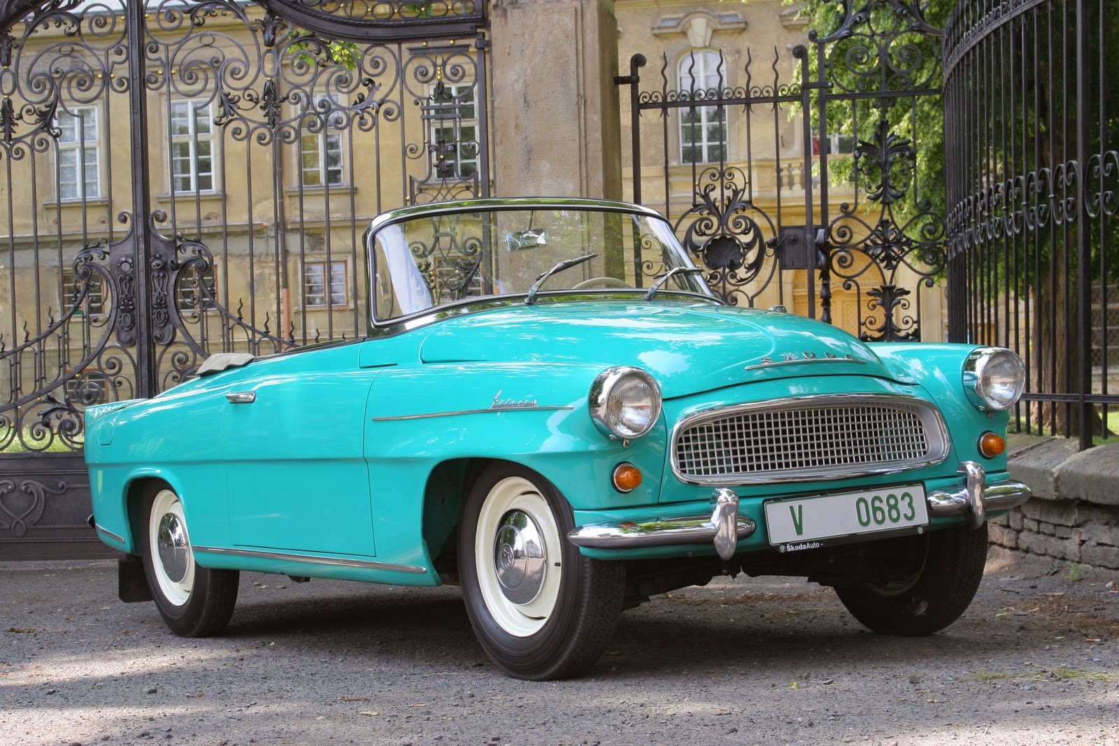 Classic convertibles and roadsters by Škoda Magazine