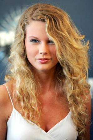 foto taylor swift di acara CMT Music Award 2006 foto taylor swift di acara CMT Music Award 2006