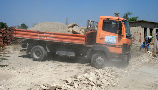Here comes the sand and cement Here comes the sand and cement