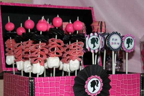 la mesa de los postres de barbie es sólo eso decoración de fiesta de ... la mesa de los postres de barbie es sólo eso decoración de fiesta de ...