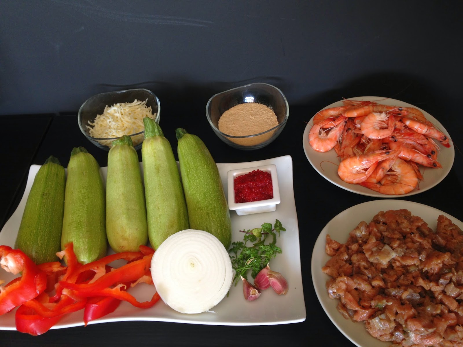 Calabacín Relleno De Pescado Con Cobertura De Gambas Y Pimientos Rojos
