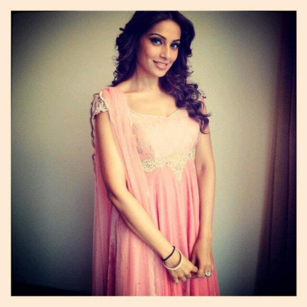 http://2.bp.blogspot.com/-zj9OBM-ns1M/UUScuz58h3I/AAAAAAABW30/IKf-WAmwZQ8/s1600/Bipasha-Basu-jaipur-promotion.jpg