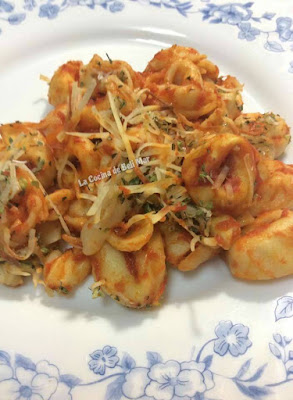 Tortellini Con Salsa De Tomate Y Queso 
