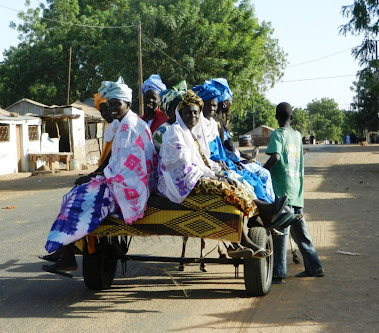 Transport en commun dans une rue de Thilmakha