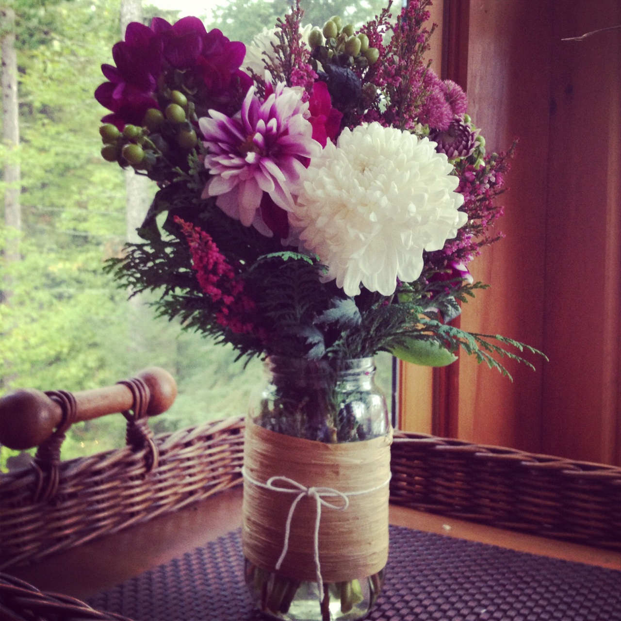 loveshack chic HOW TO MAKE A QUICK DIY VASE IN A PICKLE...JAR