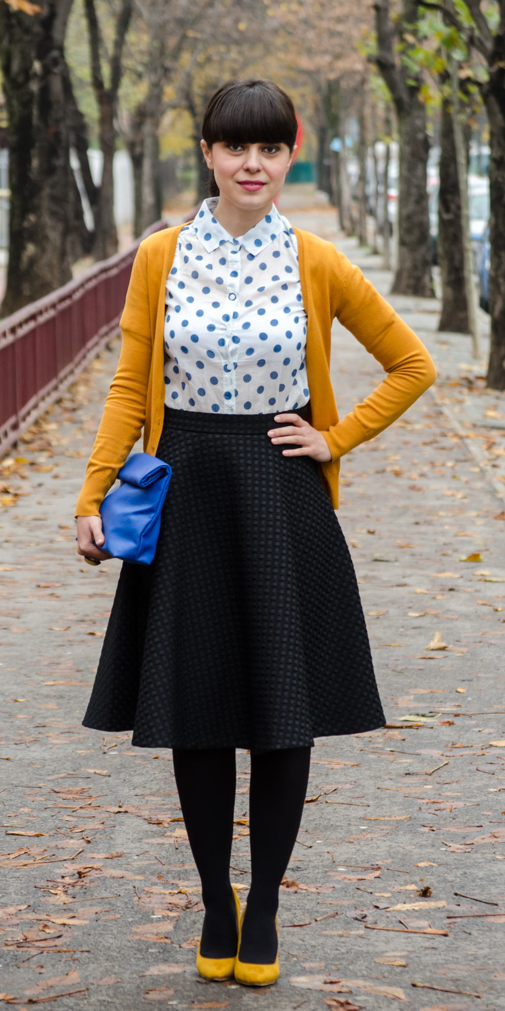 black midi skirt h&m mustard high heels poema cobalt blue clutch new yorker blue dots shirt dotty sweater c&a