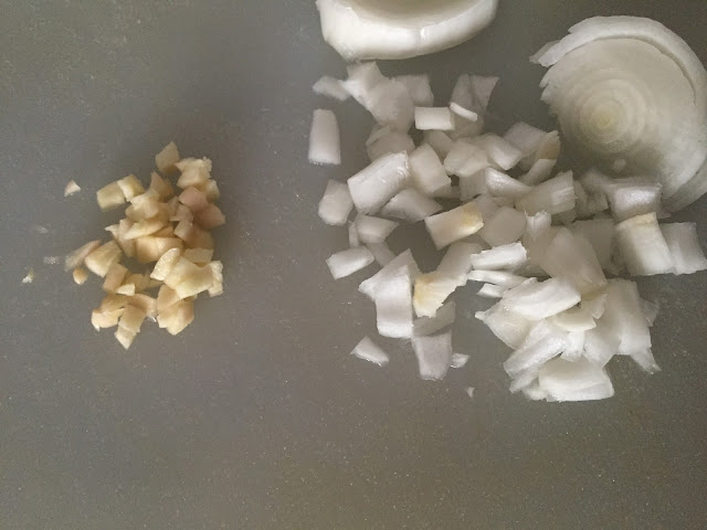 Ensalada de atún naturfresh con anchoas. Ajo y cebolleta cortada.