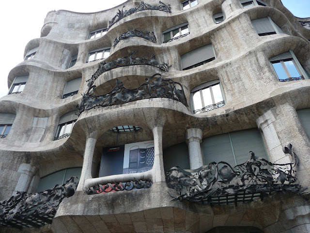 Дом Мила (Casa Mila) по проекту Антонио Гауди в Барселоне Дом Мила (Casa Mila) по проекту Антонио Гауди в Барселоне