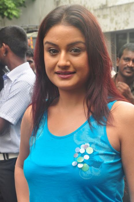 sonia agarwal new in oru nadigayin vakku moolam on location. hot images