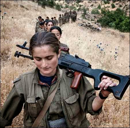 Kurdi naissotilaat