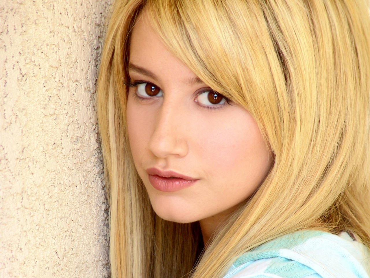 http://2.bp.blogspot.com/-zzhjAD_b5jk/Tv08Oi0y3RI/AAAAAAAAB-Y/dgoFMxhhYHM/s1600/Ashley+Tisdale+-+Female+Celebrity+Wallpapers.jpg