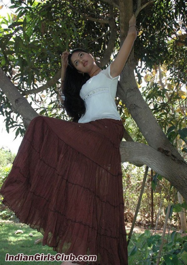 Reid Girl sitting on a tree