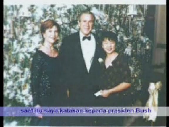 Photo bersama G.W Bush  (mantan Presiden Amerika ) di depan Gedung Putih