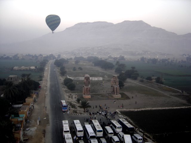 Colosos de M con autobuses y globo.