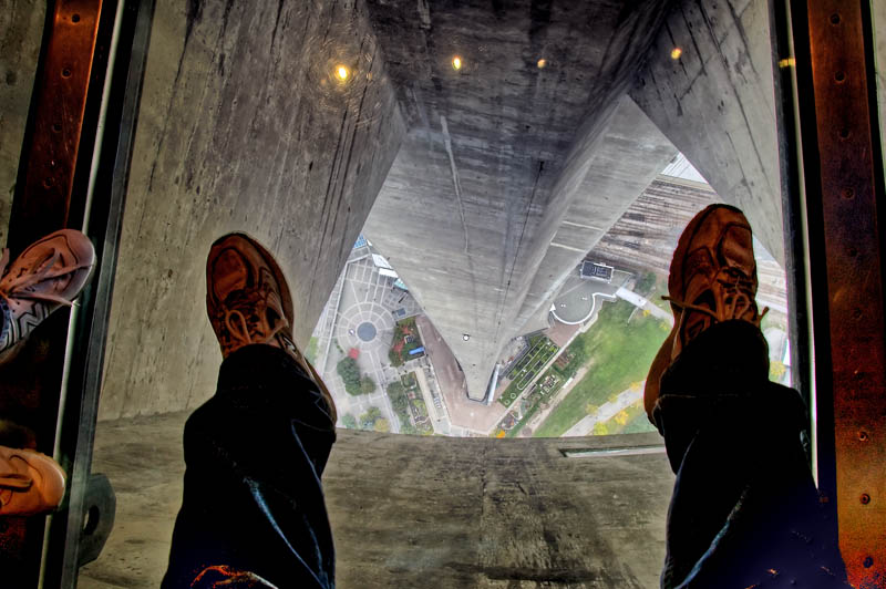 [lookingdown]