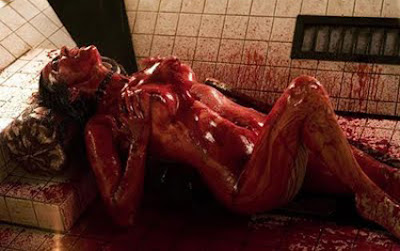 женщина в крови, кровь, ужасная сцена, страшная картинка