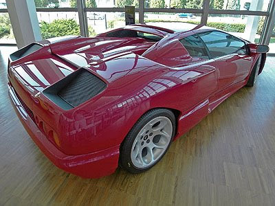 credit auto assurance voiture lamborghini miura gallardo murcielago Diablo Countach visite usine fabrication moteur restauration musee Sant'agata italie photo video factory