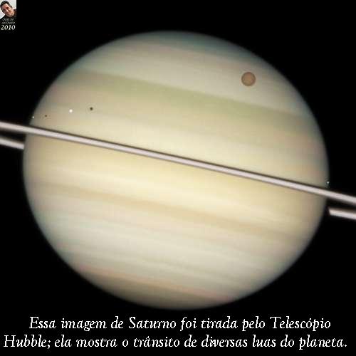 [Essa+imagem+de+Saturno+foi+tirada+pelo+Telescópio+Hubble;+ela+mostra+o+trânsito+de+diversas+luas+do+planeta..jpg]
