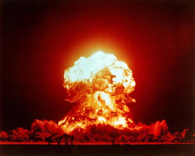 http://2.bp.blogspot.com/_-dO9crHtyPY/SNct5m6OUXI/AAAAAAAAFYY/EcbT6axe8U8/s400/explosao-nuclear01.jpg