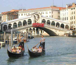 Gondolas próximas à ponte do Rialto