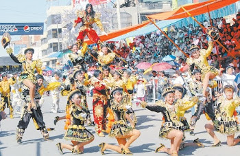 nuevas figuras lucen los grupos de baile como esta con pirámides y equilibrio