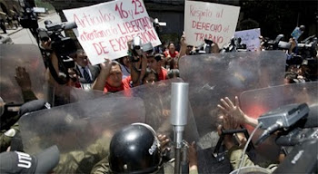 vemos a la policías haciendo uso de todo para reprimir la protesta de los periodistas en La Paz