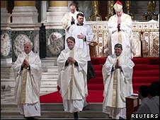 señal de los tiempos. obispos anglicanos convertidos en sacerdotes católicos